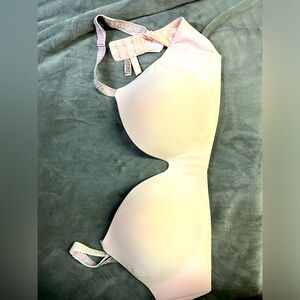 38DD NO UNDERWIRE BRA VICTORIAS SECRET